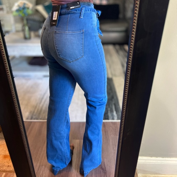 Fashion Nova Tanya Belted Flare High Waisted Jeans, Size 7 M, NWT - Picture 1 of 5